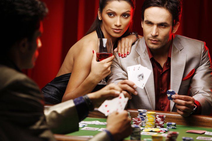 Multiple yuka4d players chatting during Teen Patti hand with dealer commentary
